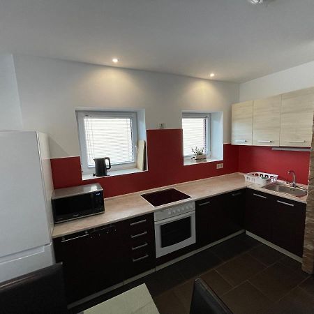 Malibu Apartman & Jacuzzi Miskolc Bagian luar foto