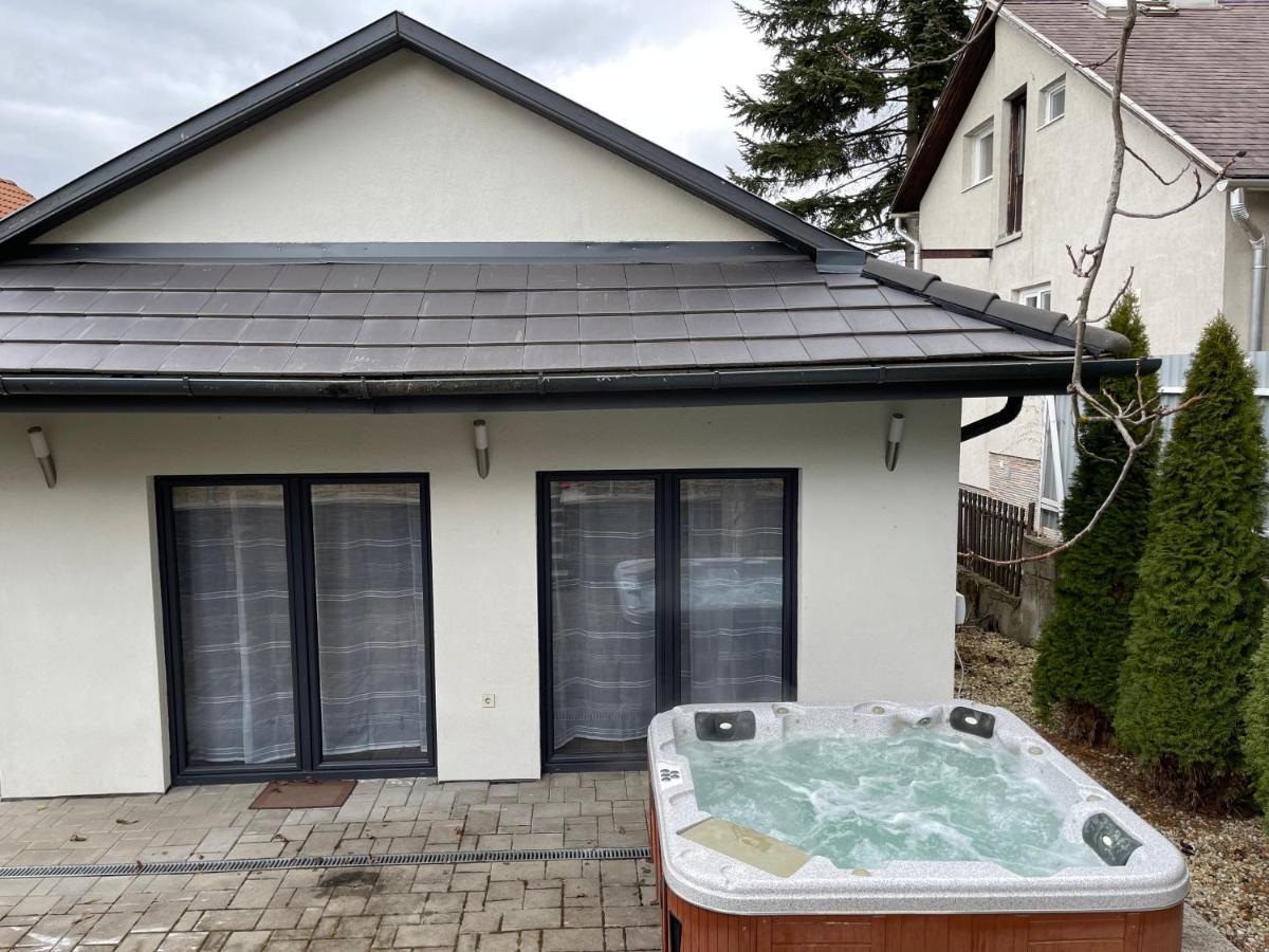 Malibu Apartman & Jacuzzi Miskolc Bagian luar foto