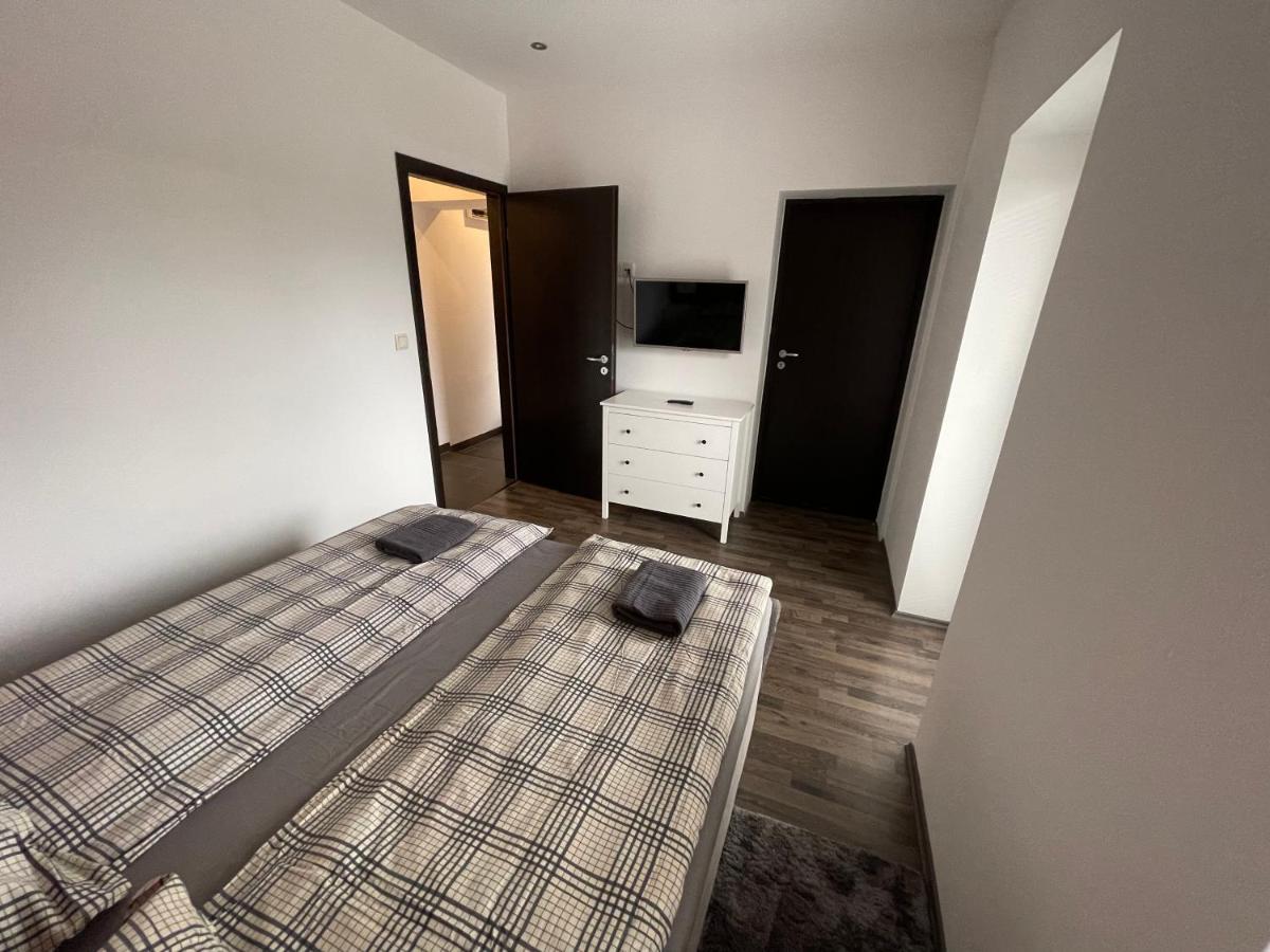Malibu Apartman & Jacuzzi Miskolc Bagian luar foto