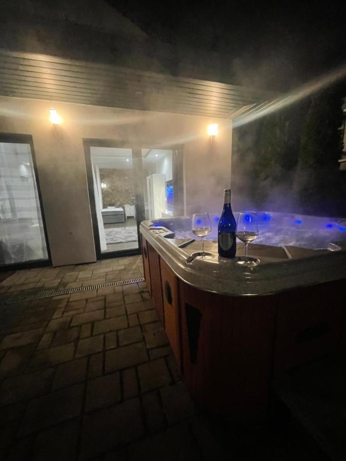 Malibu Apartman & Jacuzzi Miskolc Bagian luar foto