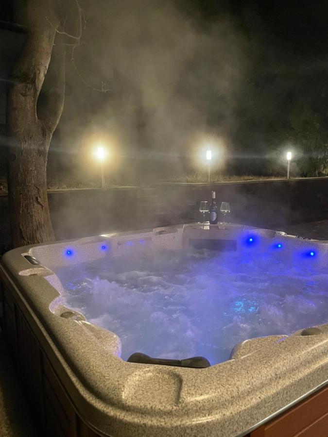 Malibu Apartman & Jacuzzi Miskolc Bagian luar foto