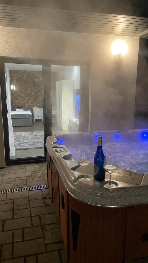 Malibu Apartman & Jacuzzi Miskolc Bagian luar foto