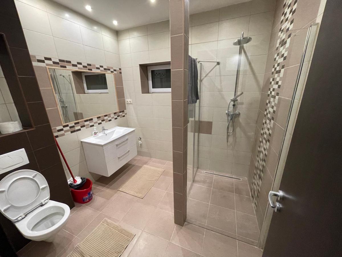Malibu Apartman & Jacuzzi Miskolc Bagian luar foto