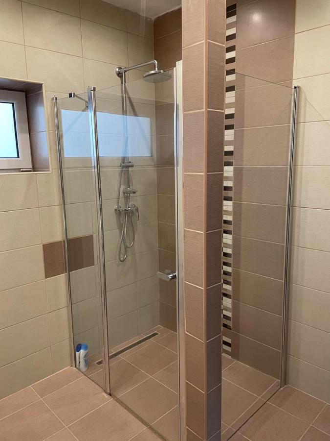 Malibu Apartman & Jacuzzi Miskolc Bagian luar foto