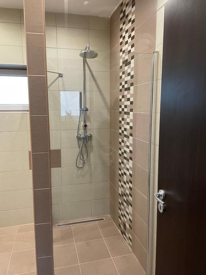 Malibu Apartman & Jacuzzi Miskolc Bagian luar foto