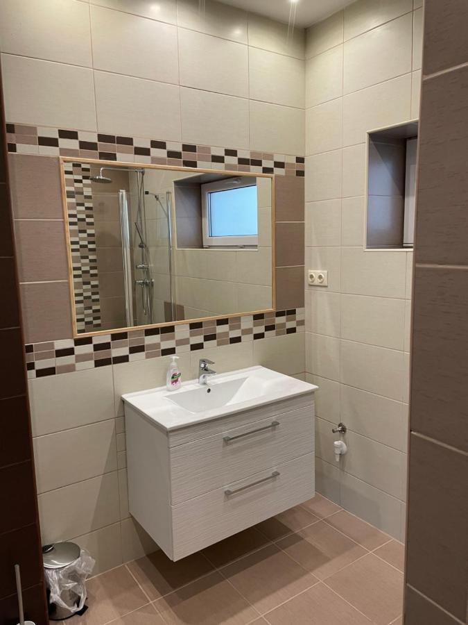 Malibu Apartman & Jacuzzi Miskolc Bagian luar foto